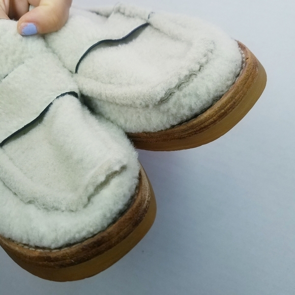 Stuart Weitzman | Fuzzy Creme Loafers, size 8 - Picture 3 of 8